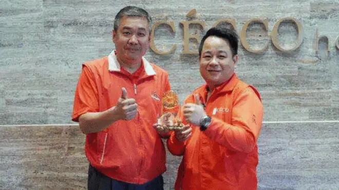 在中國大陸設廠打拼十多年的台灣家具商羅彬碩（右）