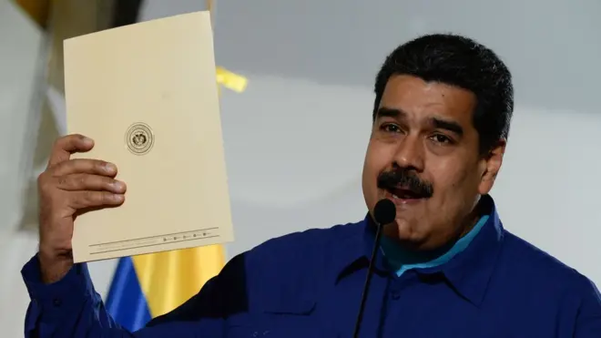 El presidente Nicolás Maduro dice que implementará el acuerdo que la oposición rechaza por considerarlo insuficiente.