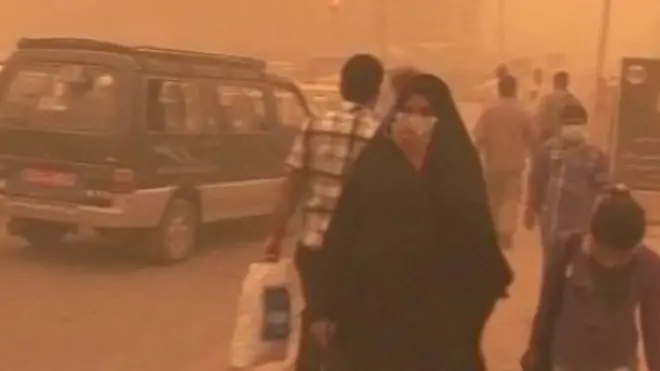 همنشینی مه و رطوبت با گرد و غبار در استان خوزستان ایران، آب و برق ۱۱ شهر از جمله اهواز را قطع کرد.