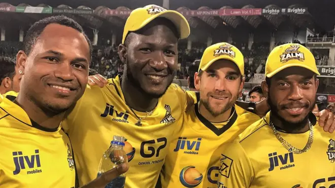 پی ایس ایل کے فائنل میں جیت کے بعد پشاور زلمی کے (دائیں سے بائیں) مارلن سیموئیل، ڈیرن سیمی، ڈیوڈ مالن اور کرس جارڈن