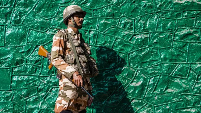 دہلی میں قائم ایک تحقیقاتی ادارے آبزرو رسرچ کے منوج جوشی نے کہا کہ کشمیریوں کے موقف کو کسی قسم کے سیاسی عمل میں شامل کرنے یا اس پر غور کرنے کی کوئی کوشش نہیں کی جا رہی