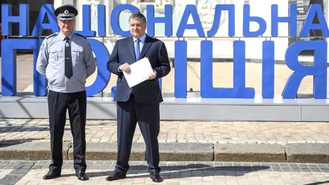 Міністр внутрішніх справ Арсен Аваков та голова Національної поліції Сергій Князєв під час передачі нових автомобілів патрульним поліцейським у Києві.