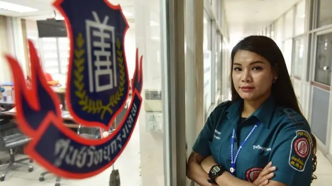 หญิงกู้ภัย