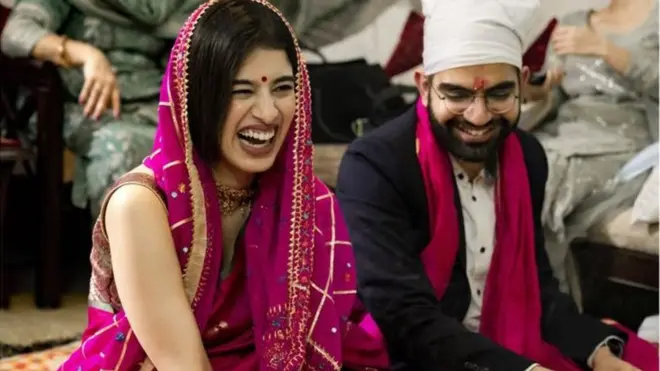 د چیتالي پوري او نیتن اروړا د واده مراسم د کور په سالون کې تر سره شول