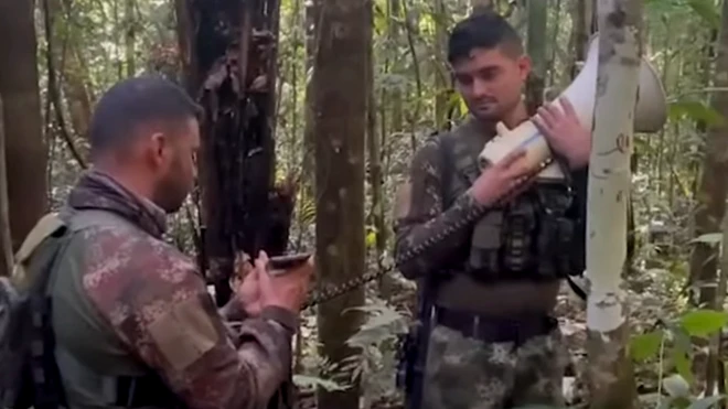 Con la ayuda de un megafono intentan dar a conocer el mensaje de la abuela de los menores en la selva.