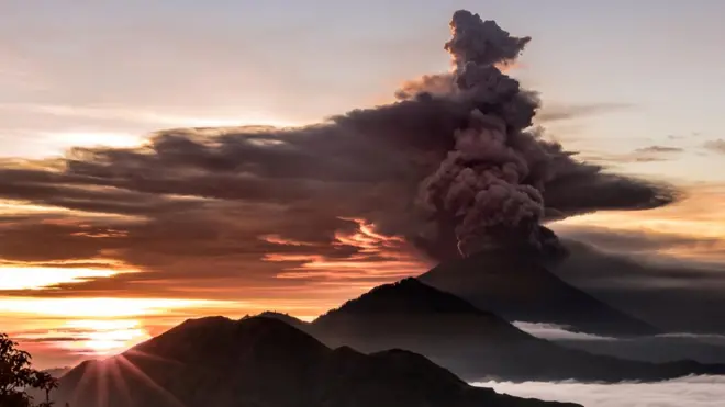 Yanardağdan yükselen dumanlar