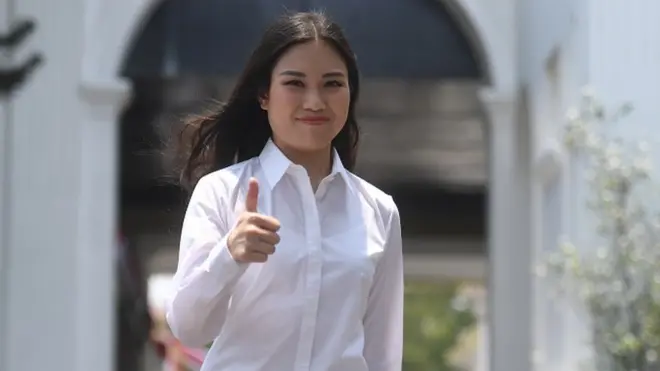 Calon Wakil Menteri Pariwisata Angela Tanoesoedibjo mengacungkan jempol usai bertemu Presiden Joko Widodo di Kompleks Istana Kepresidenan, Jakarta, Jumat (25/10)