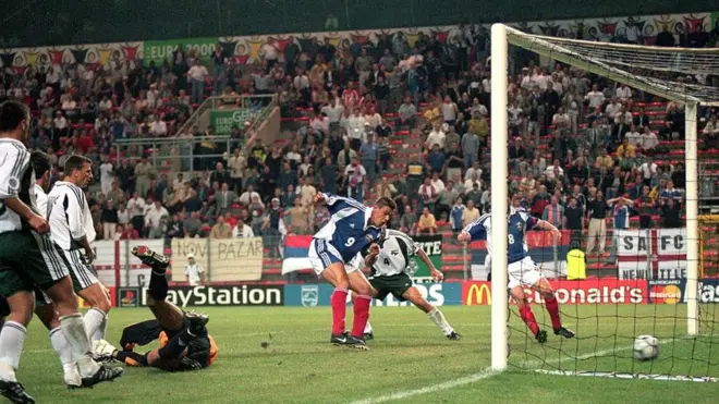 Savo Milošević postižže jedan od dva gola protiv Slovenije u meču 1. kola na EP u Belgiji i Holandiji 2000.