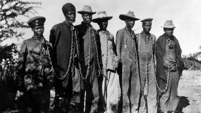 Prisioneros herero encadenados en 1904.