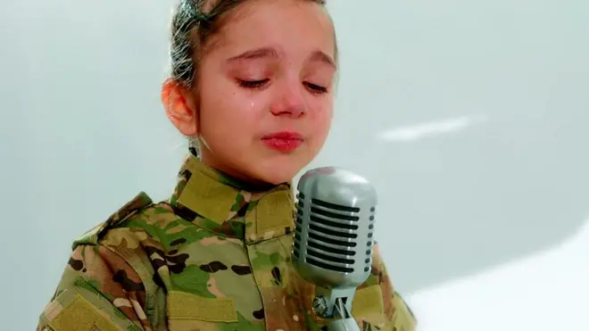 यूक्रेन की बच्ची, जो दे रही है शांति का संदेश