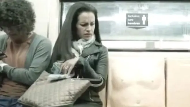 د دغې څوکۍ له طراحۍ هدف دا ښودل شوی چې نرانو ته ورپه زړه کړي چې د ګڼې ګوڼې پر مهال په تللارو کې د ښځو جنسي ځورونه څومره ځوروونکې ده.