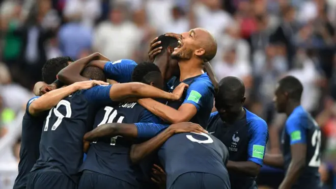 프랑스는 1998년 이후 20년 만에 월드컵 우승컵을 차지하게 되었다