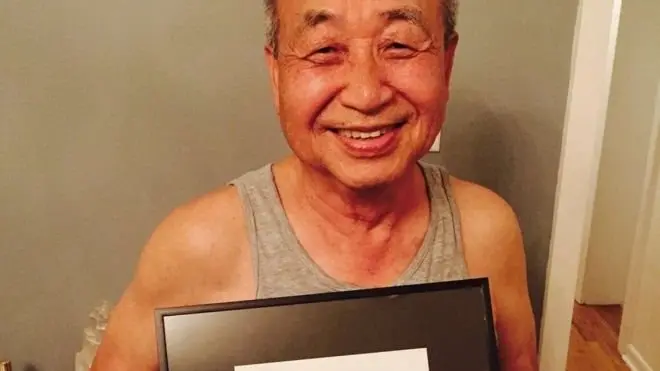 Для того, чтобы поддержать своего отца, Джи Ли купил один из его рисунков