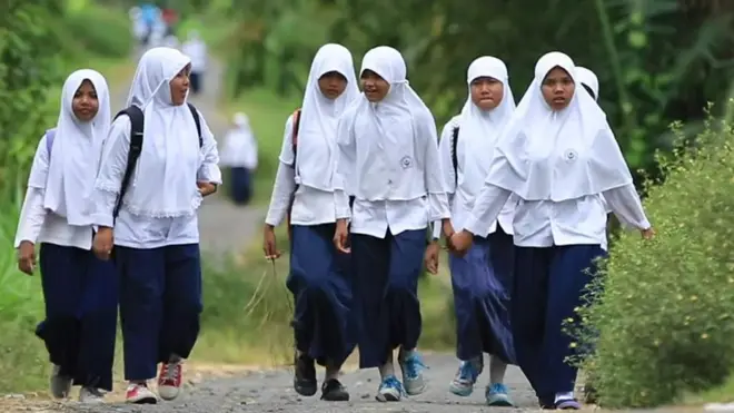 قرية إندونيسية يعيش نصف أطفالها من دون الوالدين