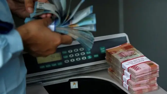 Di saat pelemahan rupiah seperti sekarang ini, arus keluar dollar lewat impor barang dan jasa harus ditekan karena dapat memperlemah rupiah terhadap dollar.