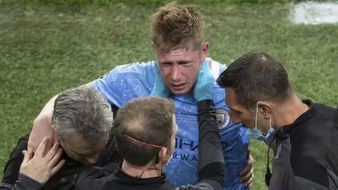 دي بروين يتلقى العلاج في الملعب