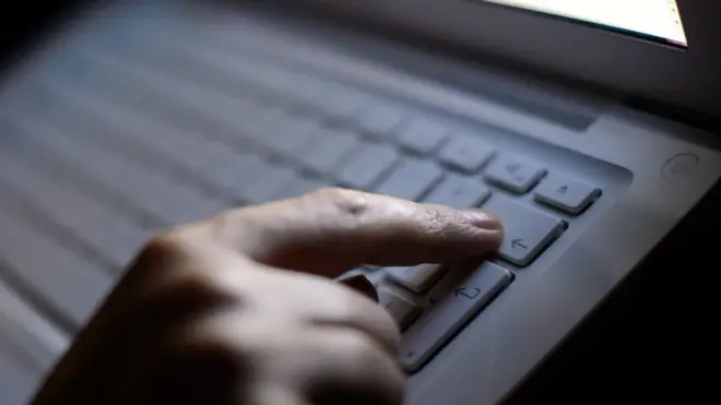 İskoç polisi, sanal tacizcilerin sohbet odaları, forumlar ve internet siteleri aracılığıyla çocuklara ulaştığını söylüyor.