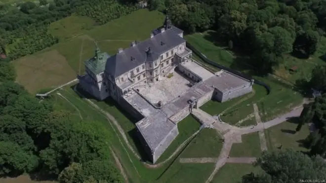 Замок-палац у Підгірцях на Львівщині, що збудований у 17 столітті, є поєднанням ренесансного палацу з бастіонними укріпленнями. Його реставрація триває десятиріччями.