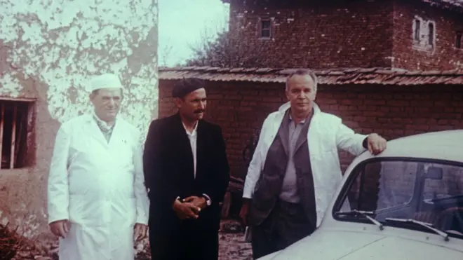 Ибрахим Хоти (у средини) био је такозвани нулти пацијент епидемије