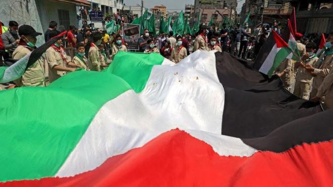 Simpatizantes de Hamás despliegan una gran banera palestina