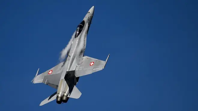 По словам пассажиров, самолет сопровождали три швейцарских F-18