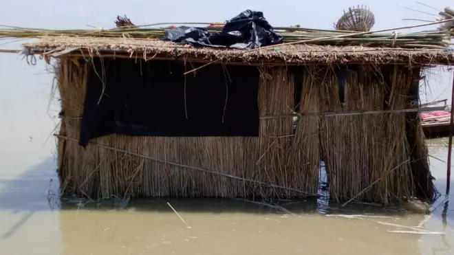 बाढ़ में डूबी झोपड़ी