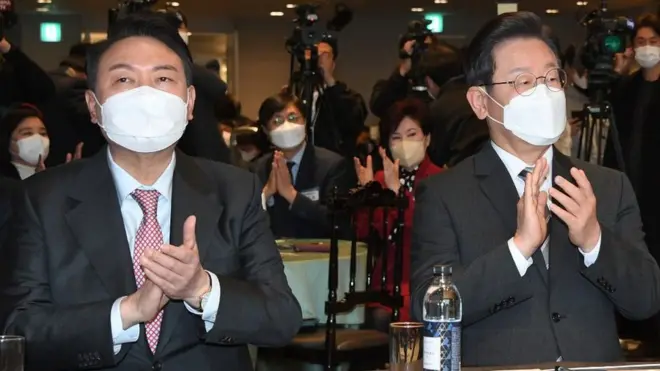 이재명 더불어민주당 대선 후보와 윤석열 국민의힘 대선 후보가 지난 18일 오후 서울 여의도 ccmm빌딩에서 열린 소상공인연합회 신년 하례식에서 박수를 치고 있다