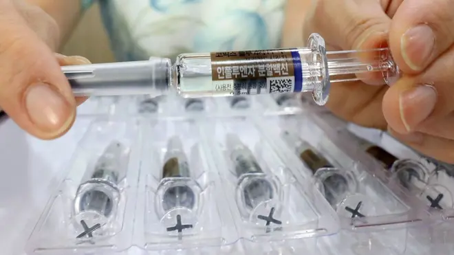 코로나19와 독감이 동시에 유행할 경우 의료체계에 큰 혼란이 우려돼 전문가들은 올 겨울 독감 예방접종은 어느 때보다도 중요하다고 말한다