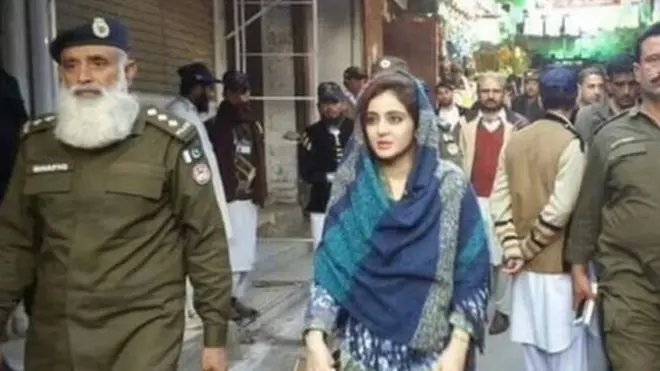 ایک تقریب میں تقریر کرنے کے بعد ضلع اٹک کی اسسٹنٹ کمشنر جنت حسین مشکل میں پھنس گئی ہیں