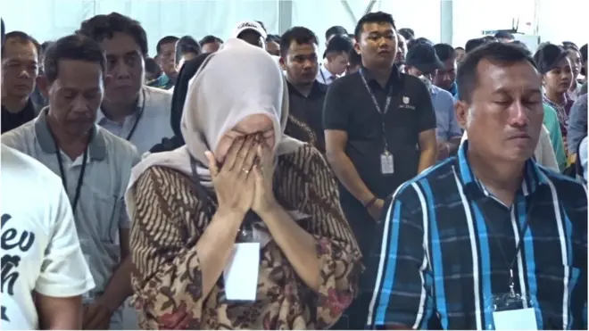 Seorang keluarga korban jatuhnya pesawat Lion Air JT 610 menangis dalam doa bersama di perairan Tanjung Karawang, Jawa Barat, Selasa (6/11).