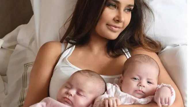 लीज़ा रे ने इंटाग्राम पर शेयर की अपनी जुड़वा बच्चियों की तस्वीर
