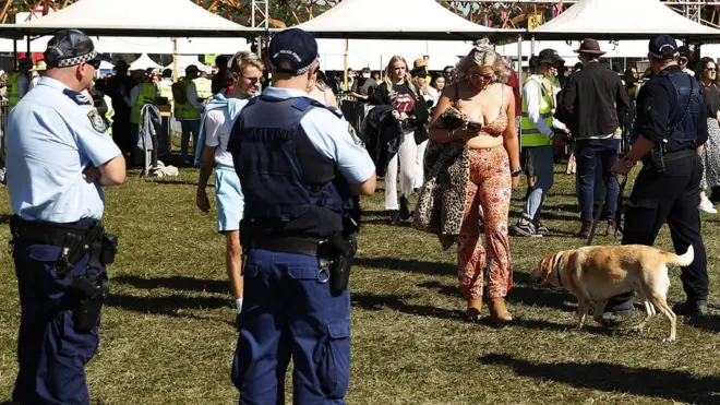 Tindakan polisi menggeledah tubuh dalam acara festival musik mendapat sorotan publik.