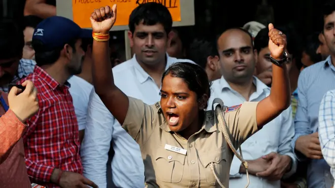 प्रदर्शनकारी पुलिसकर्मी