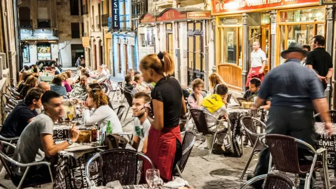 Оскільки робота в Іспанії закінчується о восьмій вечора, для особистого життя в іспанців залишається пізній вечір