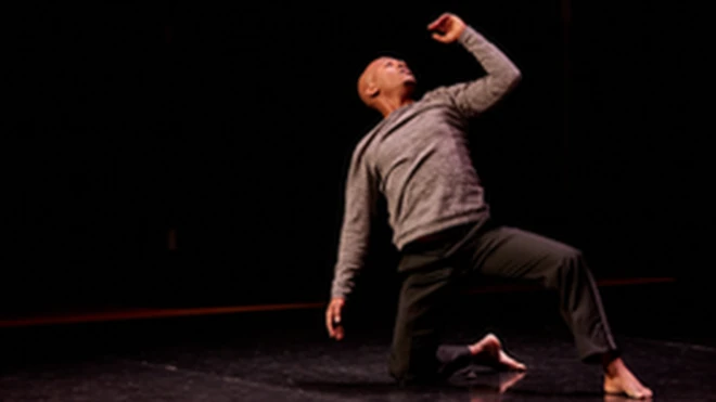 ምንተስኖት ጌታቸው ትርኢት እያቀረበ