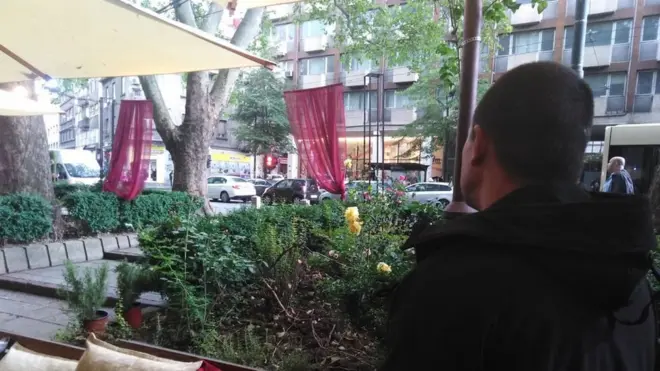 Marko u danu kada je, posle tri i po meseca, dobio jednokratnu pomoć od opštine - 18.000 dinara. Kupio je sebi crnu jaknu, da se počasti posle tri i po godine.