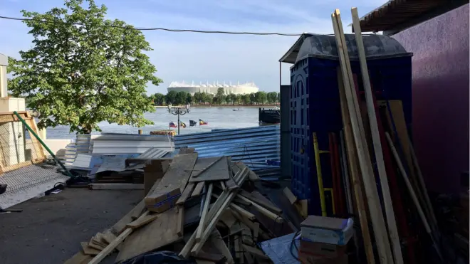 Bairro ao ladocomo fazer o saque na betestádio e encontrocomo fazer o saque na bettorcedores da Copa está cheiocomo fazer o saque na betentulho, lixo e ratos | Foto: Ricardo Senra/BBC News Brasil