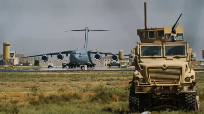 Ndege ya C-17 Globemaster ikijiandaa kuondoka kwenye uwanja wa ndege wa kimataifa wa Hamid Karzai mjini Kabul, Afghanistan, Jumapili tarehe 29 Agosti 2021