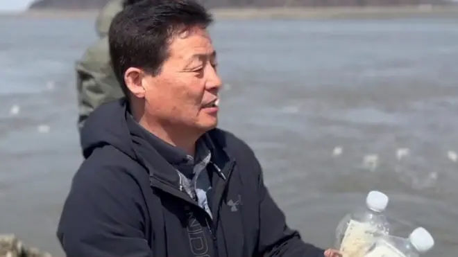 他的行動曾一度在韓國被視為非法,但他仍在秘密進行。去年,憲法法院廢除了這一禁令。