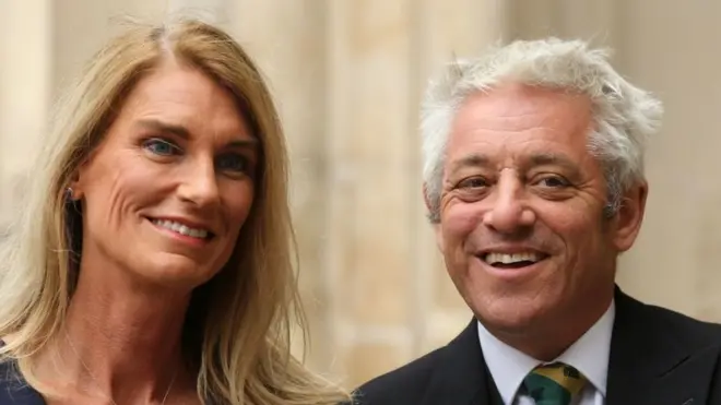 جان برکاؤ کی اہلیہ سیلی اور تین بچے ہیں