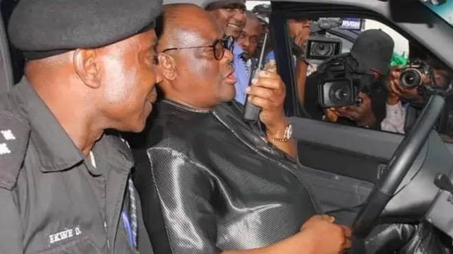 Rivers state Govnor Nyesom Wike and di state Commissioner of Police Mustapha Dandaura during goment donation of vans for operation sting to fight crime for di state.