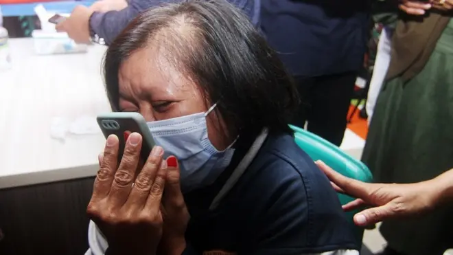 Lena memandangi foto putrinya, Dinda Amelia, yang merupakan penumpang Sriwijaya Air SJ182, di Posko Informasi Bandara Supadio, Kalimantan Barat, Minggu (10/1).