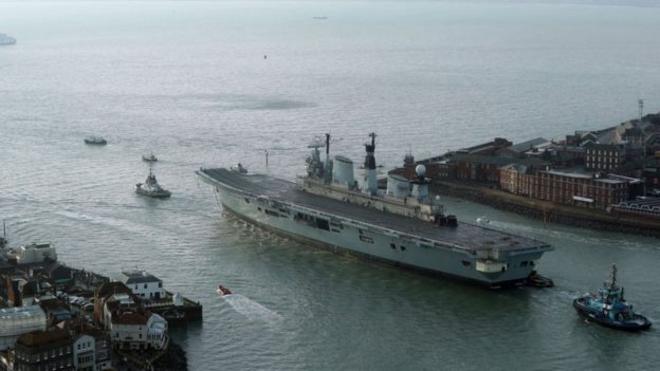 皇家海军退役航母"卓越"号寻起航，驶离英国南部的母港。