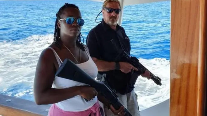 John McAfee postou esta foto com a esposa no Twitter, aparentemente depoisesportes virtuais da betanodeixar Cuba