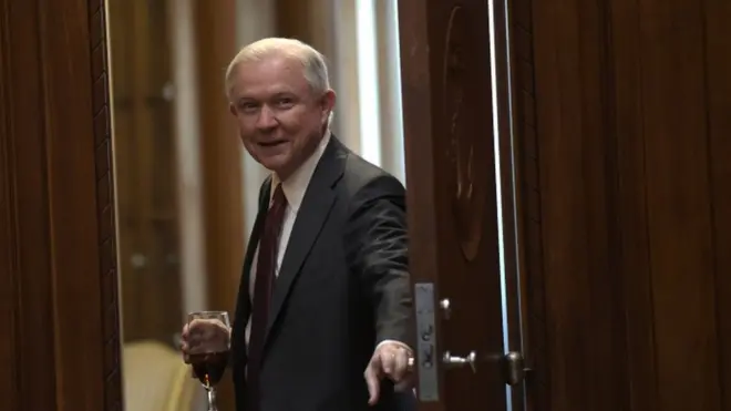 ရုရှား သံ အမတ်နဲ့ တွေ့ဆုံ ခဲ့တဲ့ အမေရိကန် ရှေ့နေချုပ် ဆက်ရှင်စ်