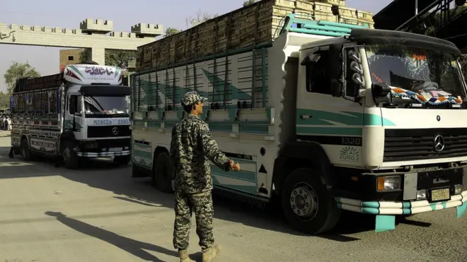 پاکستان پر ځینو افغان محصولاتو ۱۲۰ سلنه مالیه لوړه کړې