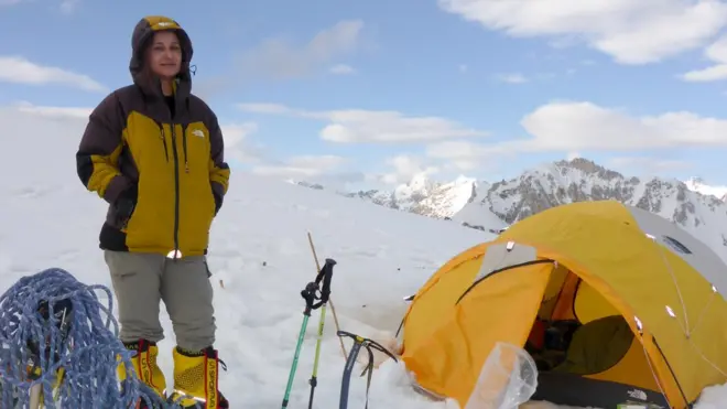 عظمی اس سے قبل دو اور چوٹیاں بھی سر کر چکی ہیں