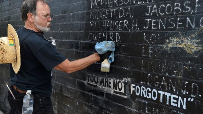 Bức tường khắc tên các quân nhân Mỹ thiệt mạng trong Cuộc chiến Việt Nam
