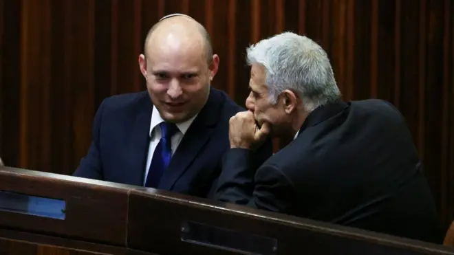 نفتالي بينيت (يسار) ويائير لابيد (يمين) اتفقا على التناوب على رئاسة الوزراء بينهما