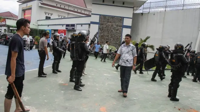 Terdapat sekitar 1.800-tahanan yang ditampung sementara kapasitas rutan Sialang Bungkuk, Pekanbaru, hanya 361 tahanan.